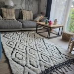Tapis Béni Ouarain noir et blanc à losanges dans un salon