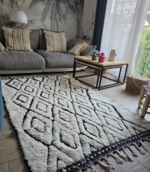 Tapis Béni Ouarain noir et blanc à losanges dans un salon