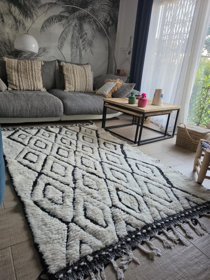 Tapis Béni Ouarain noir et blanc à losanges dans un salon