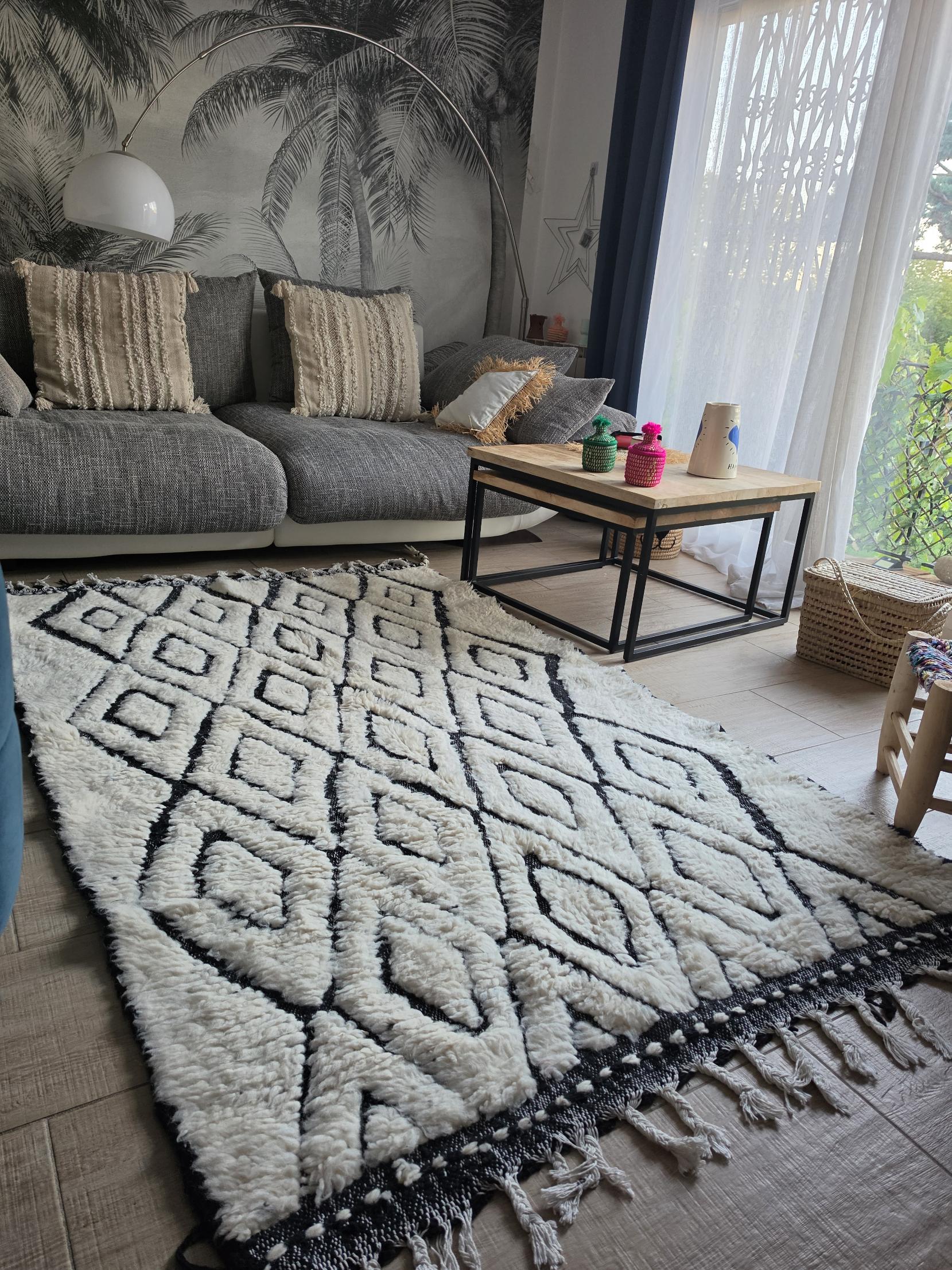 Tapis Béni Ouarain noir et blanc à losanges dans un salon Tapis Béni Ouarain noir et blanc à losanges dans un salon