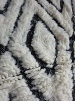 Motif losanges noirs du tapis Béni Ouarain en laine