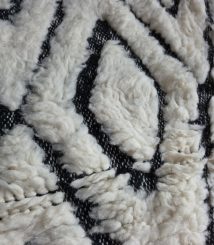 Motif losanges noirs du tapis Béni Ouarain en laine