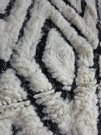 Motif losanges noirs du tapis Béni Ouarain en laine