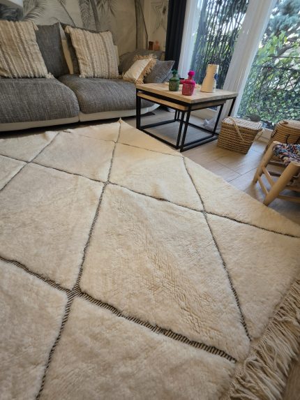 Motif de losanges noirs du tapis Béni Ouarain écru en laine