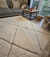 Motif de losanges noirs du tapis Béni Ouarain écru en laine