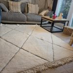Tapis Béni Ouarain écru à losanges dans un salon