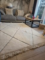 Tapis Béni Ouarain écru à losanges dans un salon