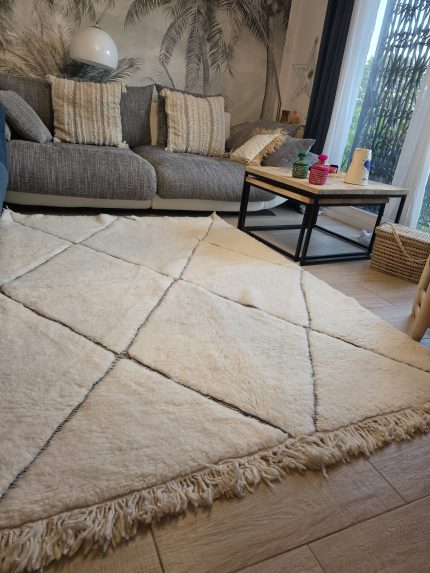 Tapis Béni Ouarain écru à losanges dans un salon