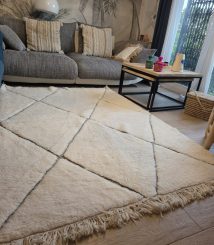 Tapis Béni Ouarain écru à losanges dans un salon