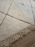 Losanges et franges en laine du tapis Béni Ouarain écru