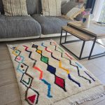 Tapis berbère écru multicolore à zigzags dans un salon