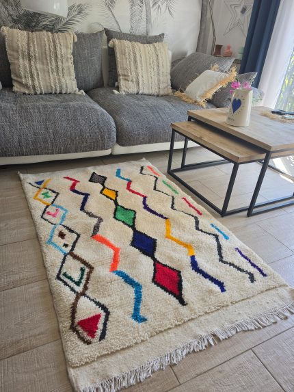 Tapis berbère écru multicolore à zigzags dans un salon