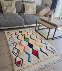 Tapis berbère écru multicolore à zigzags dans un salon