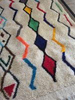 Losanges et zigzags colorés du tapis berbère écru en laine