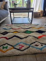 Motifs multicolores du tapis berbère écru, 100 % laine