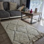 Tapis Béni Ouarain écru à losanges noirs dans un salon