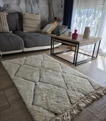 Tapis Béni Ouarain écru à losanges noirs dans un salon