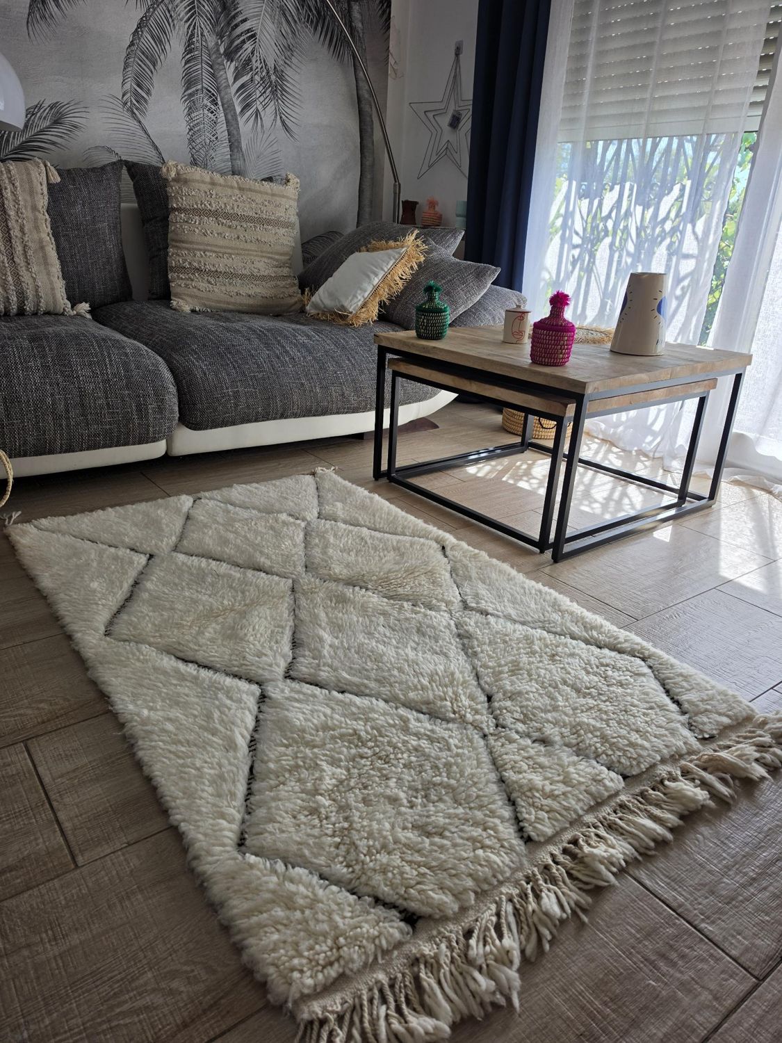 Tapis Béni Ouarain écru à losanges noirs dans un salon Tapis Béni Ouarain écru à losanges noirs dans un salon