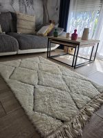 Laine épaisse et franges du tapis Béni Ouarain écru