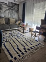 Tapis berbère écru et bleu Majorelle fait main dans un salon