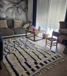 Tapis berbère écru et bleu Majorelle fait main dans un salon