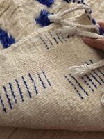 Envers tissé main du tapis berbère bleu Majorelle