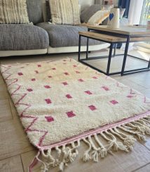 Tapis berbère écru et rose fait main dans un salon
