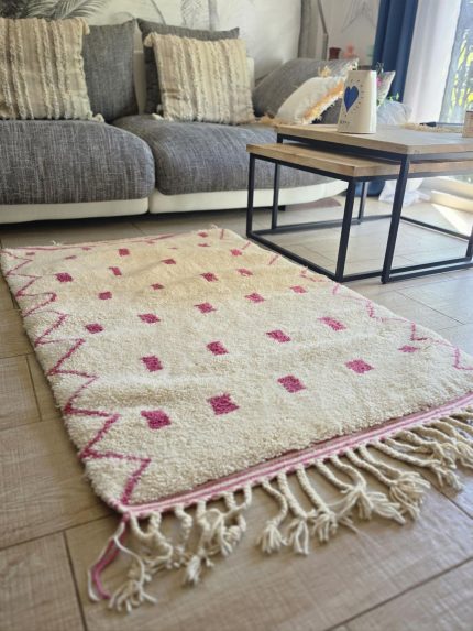 Tapis berbère écru et rose fait main dans un salon