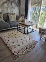 Tapis berbère écru à carrés rose framboise 1,52 x 0,97 m