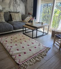 Tapis berbère écru à carrés rose framboise 1,52 x 0,97 m
