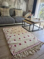 Tapis berbère écru et rose à bordures zigzag