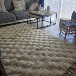 Tapis berbère écru en relief façon damier dans un salon