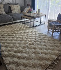 Tapis berbère écru en relief façon damier dans un salon