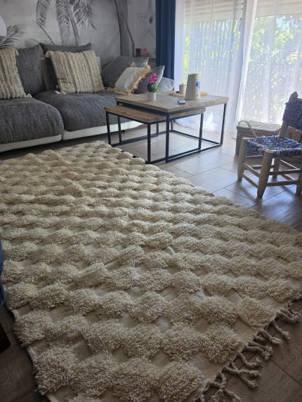 Tapis berbère écru en relief façon damier dans un salon